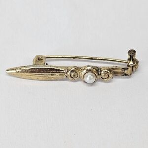 VINTAGE Victorian Style Gold Tone Pearl Detail Small Bar Brooch Pin Unisex